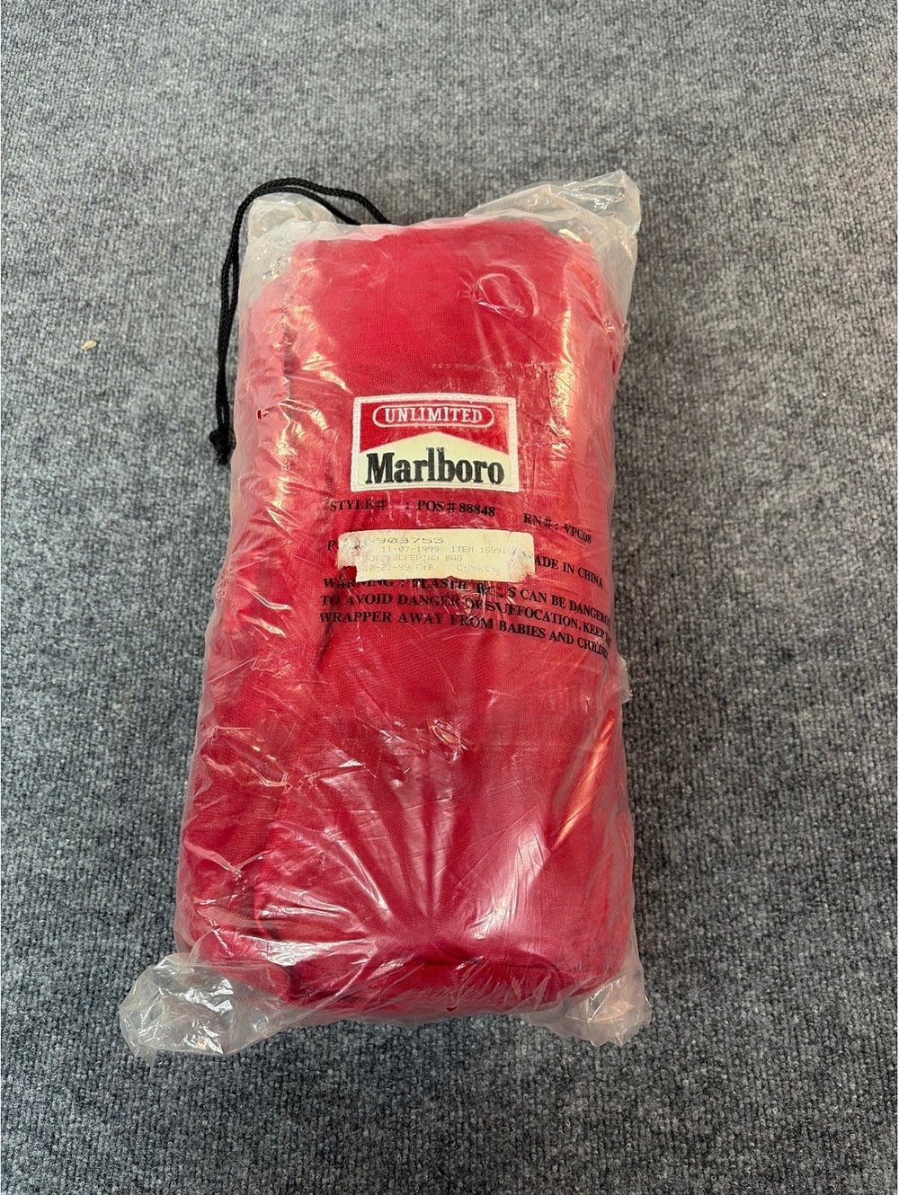 NEW VTG Marlboro Unlimited Red Sleeping Bag 88848 RECTANGULAR 1 Person